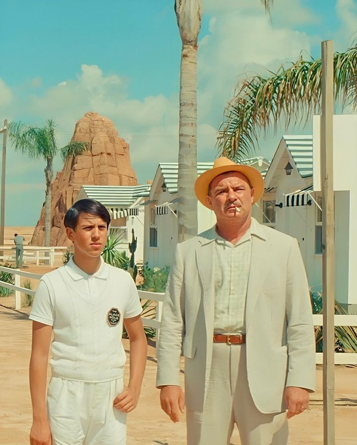 Film Asteroid City garapan Wes Anderson. Kostum digunakan untuk menonjolkan estetika visual unik Anderson.