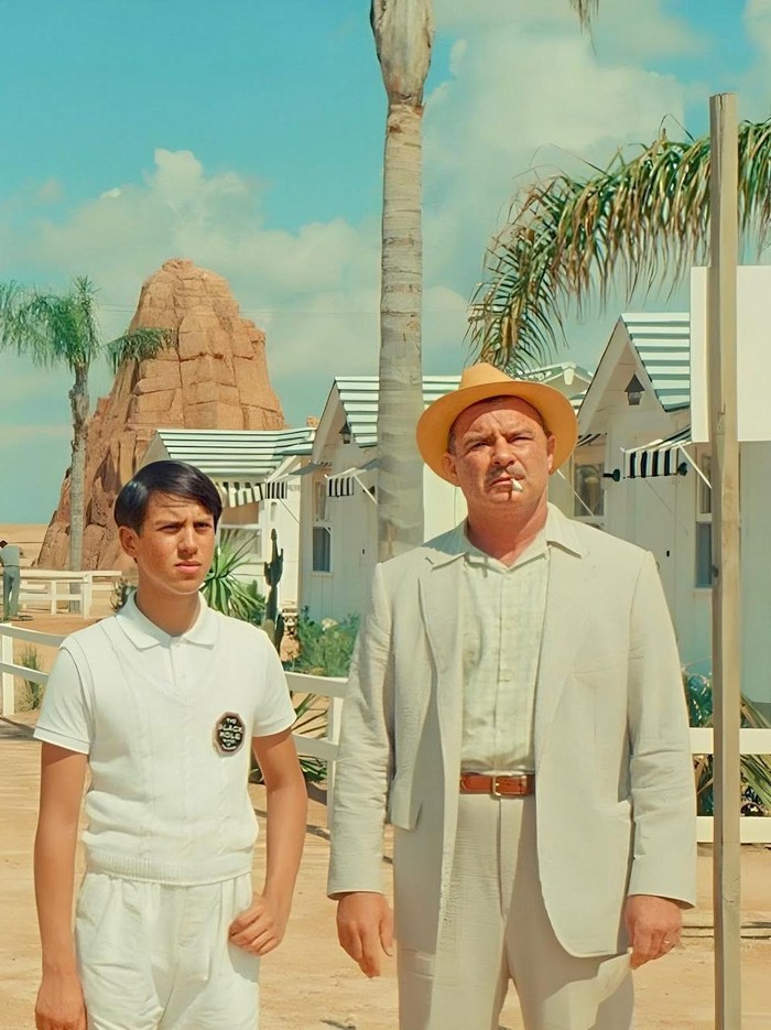 Film Asteroid City garapan Wes Anderson. Kostum digunakan untuk menonjolkan estetika visual unik Anderson.