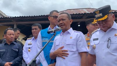 Bahlil Resmikan Pasang Listrik Gratis di Kampung Halaman Ibu Prabowo