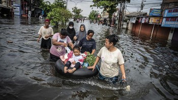FOTO: Banjir Semarang Belum Surut, 16 Perjalanan Kereta Api Dibatalkan