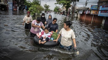 FOTO: Banjir Semarang Belum Surut, 16 Perjalanan Kereta Api Dibatalkan