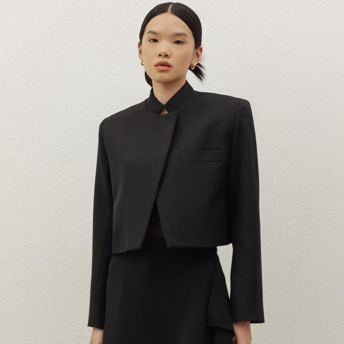 Blazer dengan model crop dari BLZR.ID hadir dengan potongan tegas dan kerah mandarin, memberikan sentuhan modern sekaligus elegan.