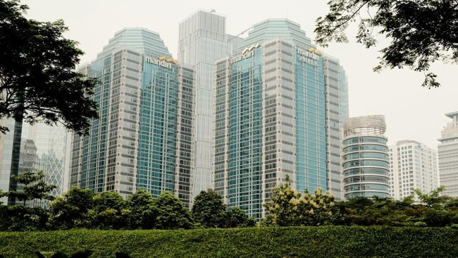 Bank Mandiri menghadirkan layanan finansial menyeluruh melalui transformasi digital lewat Livin' by Mandiri, Livin' Merchant, dan Kopra by Mandiri.