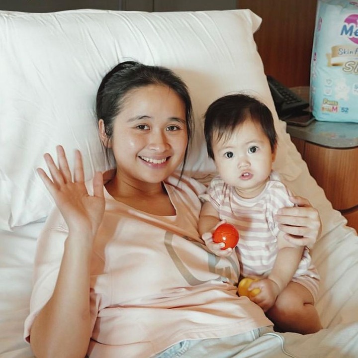 <p>Melalui unggahannya di Instagram, istri Arif Hidayat ini menceritakan kalau sejak awal September, Agatha mengalami batuk pilek yang tak kunjung sembuh. Sampai akhirnya, sang anak mengalami demam tinggi dan kejang, Bunda. Tanpa menunda waktu, Gritte dan sang suami pun langsung membawa putri mereka ke rumah sakit. (Foto: Instagram @gritteagathaa)</p>