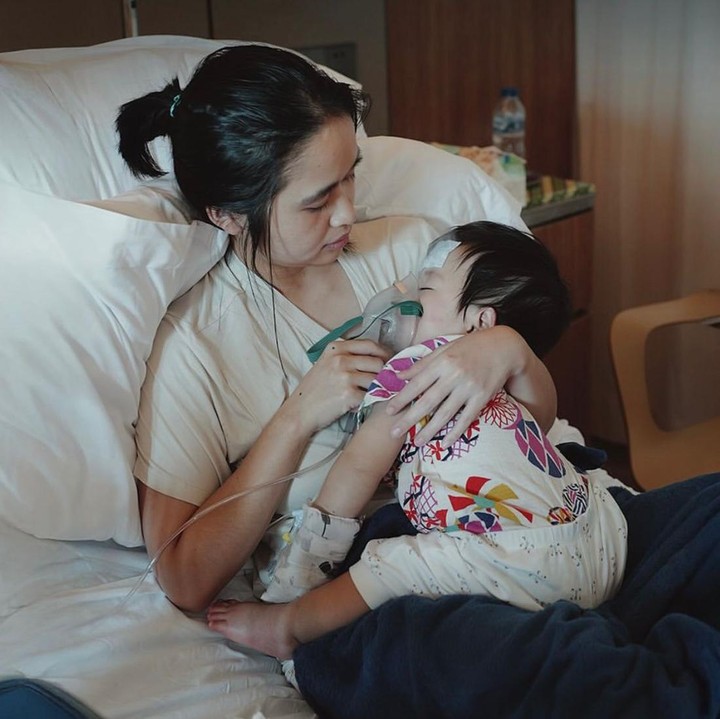 <p>Belum lama ini, aktris Gritte Agatha mengabarkan bahwa anak semata wayangnya, Agatha Hidayat, sempat mengalami demam disertai kejang. Putri kecilnya itu pun harus mendapatkan perawatan di rumah sakit. (Foto: Instagram @gritteagathaa)</p>