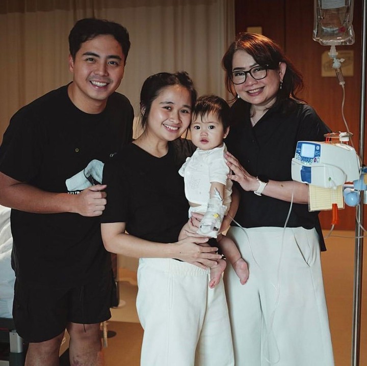 <p>Sesampainya di IGD, Agatha menjalani berbagai pemeriksaan seperti darah, tes influenza dan Covid-19. Beruntungnya, semua hasilnya menunjukkan hasil negatif. Namun, karena demam sang anak belum juga turun hingga hari kedua, dokter melakukan swab untuk pemeriksaan virus. Hasilnya menunjukkan bahwa Agatha positif rhinovirus, yaitu jenis virus yang paling sering menyebabkan pilek. "Ini bukan hari yang mudah, tapi kami pulang dengan hati yang lebih kuat," kata Gritte lewat Instagramnya. (Foto: Instagram @gritteagathaa)</p>