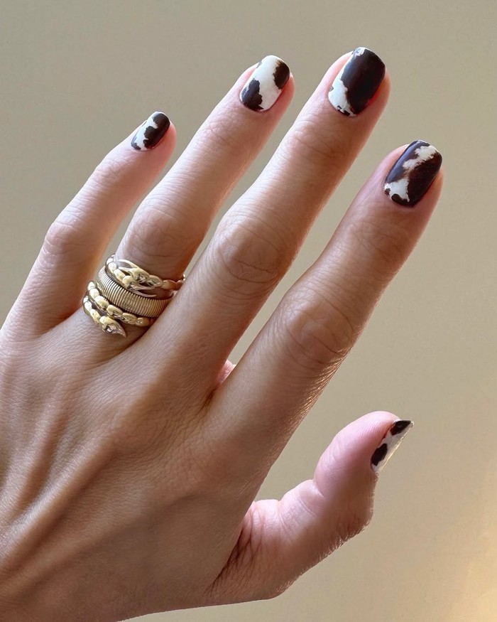 Cow print bukan cuma tren fashion, tapi juga jadi inspirasi nail art Halloween 2025. Motif hitam-putih ala sapi ini tampil unik dan playful tanpa kehilangan sentuhan spooky./ Foto: instagram.com/betina_goldstein