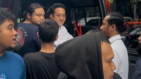 Delpedro saat Dibawa ke Kejati DKI: Semakin Ditekan, Semakin Melawan