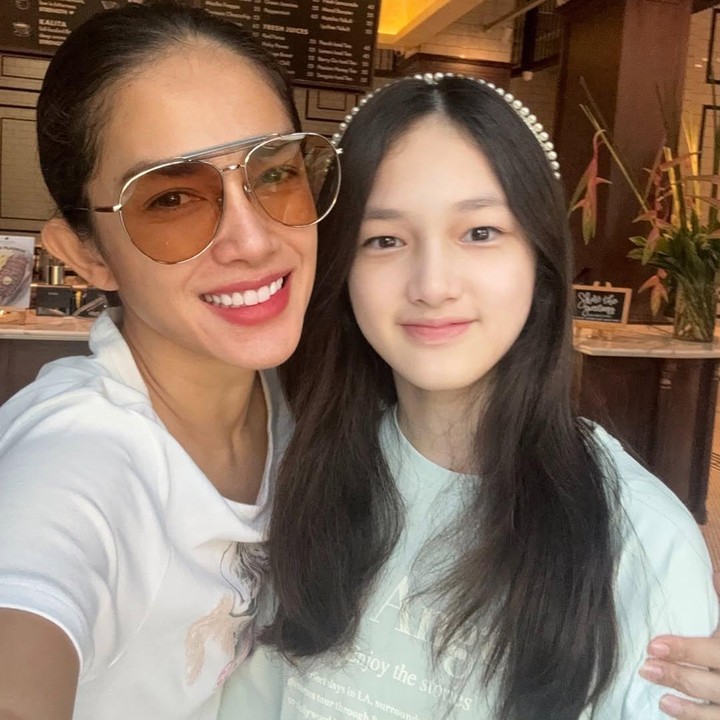 <p>Pada <em>postingan </em>itu, Ussy juga menuliskan kata-kata menyentuh untuk sang putri. &ldquo;Setiap tahun di hari ulang tahunmu, aku selalu teringat betapa kamu telah tumbuh besar.. Elea bukan bayi kecil lagiiii. Semoga Elea selalu bahagia..penuh cinta, selalu jadi dirimu sendiri yaaa nak,&rdquo; tuturnya.&nbsp;(Foto: Instagram @ussypratama)</p>