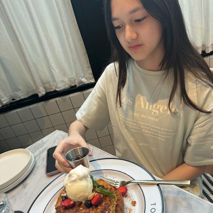 <p>Ia pun mengharapkan doa-doa terbaik untuk sang putri yang kini telah beranjak remaja. &ldquo;Semoga Allah SWT selalu menjaga Elea dimanapun kamu berada.. diberi umur yang panjang..sehat-sehat, tambah pinter..makin rajin ngaji-nya..selalu menjaga salatnya..tetap jadi anak baik ya kak..Aamiin YRA.. I LOVE YOU Shakeela Eleanor Ameera,&rdquo; ungkapnya.&nbsp;(Foto: Instagram @ussypratama)</p>