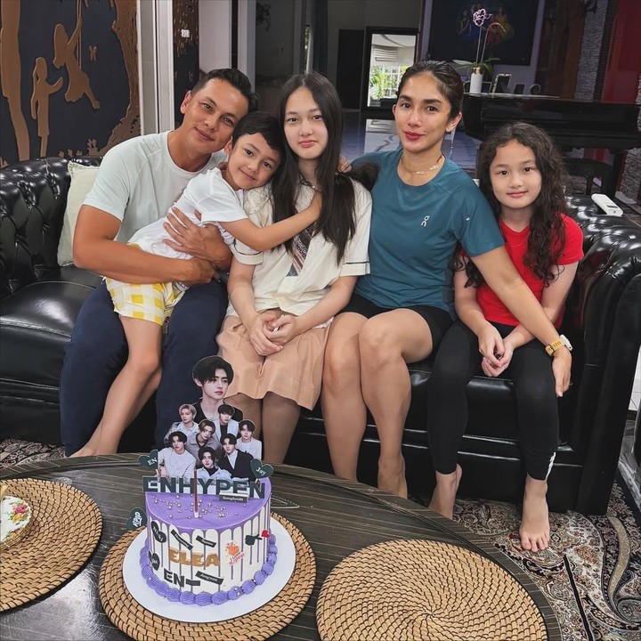 <p>Eleanor merayakan hari spesialnya dengan sederhana bersama keluarga tercinta. Salah satu yang menarik dari ulang tahunnya adalah kue bertema Enhypen, <em>boygroup</em> favoritnya yang berasal dari Korea Selatan.&nbsp;(Foto: Instagram @ussypratama)</p>