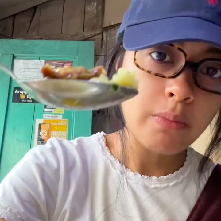 <p>Melalui unggahan di Instagram, Eva memposting video saat jajan soto reksa di warung sederhana. Saat mencicipi makanan lokal ini, Eva terlihat mengenakan pakaian casual dan tidak menggunakan riasan. "Salatiga!! <em>1st stop</em>: soto reksa," tulis Eva Celia di Instagram @evacelia. (Foto: Instagram @evacelia)</p>