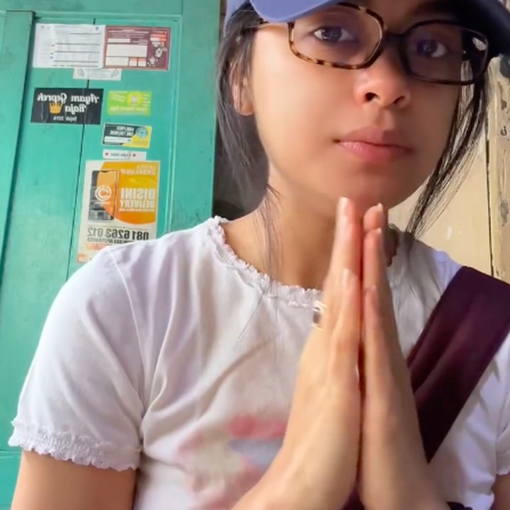 <p>Aktris Eva Celia baru-baru ini menghabiskan waktu liburannya di Salatiga, Jawa Tengah. Selama berada di Salatiga, Eva menyempatkan diri untuk kulineran dengan mencicipi jajanan di warung sederhana, Bunda. (Foto: Instagram @evacelia)</p>