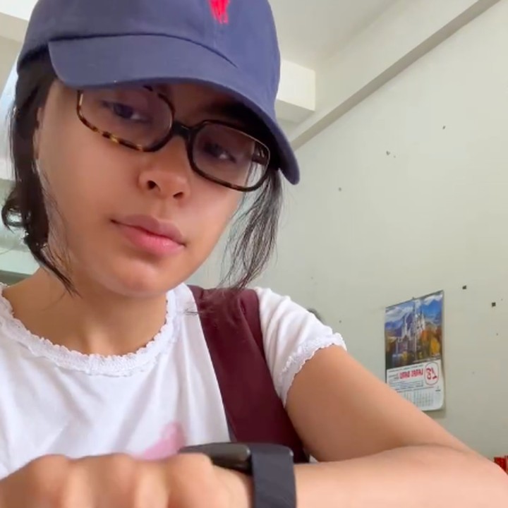 <p>Di agenda kuliner kedua, Eva mencicipi mi ayam warung. Sambil mengenakan topi berwarna biru tua, Eva terlihat meracik bumbu sambal dan saus untuk memberikan rasa pedas pada mi ayam. "<em>2nd stop</em>: mie ayam rr kemuning," ungkap Eva. (Foto: Instagram @evacelia)</p>