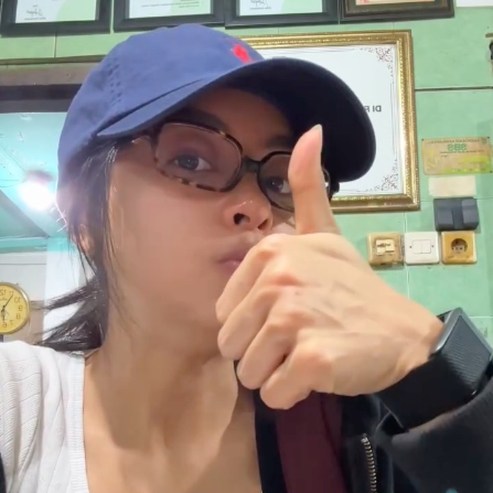 <p>Setelah mencoba soto dan mi ayam, Eva tak lupa menikmati bakso. Jajanan khas Indonesia ini tampaknya menjadi favorit Eva, Bunda. Setelah menyantap bakso, Eva langsung memberikan jari jempol yang menandakan bahwa ia menyukai makanan tersebut. (Foto: Instagram @evacelia)</p>