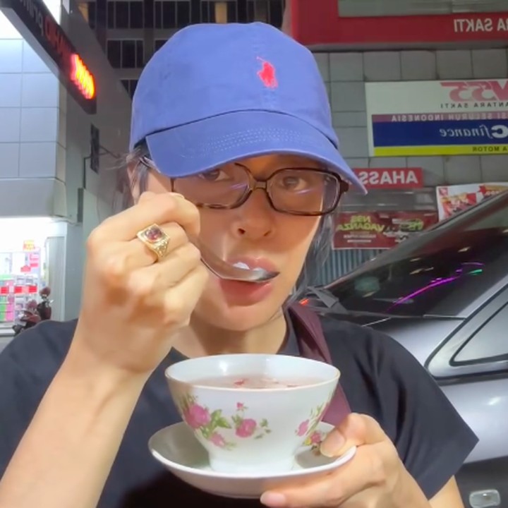 <p>Jajanan terakhir yang dicoba oleh Eva adalah wedang ronde. Kali ini, Eva menikmati minuman hangat itu di malam hari. Dalam video yang dibagikan, Eva tampak menikmati wedang ronde di pinggir jalan, di tengah keramaian kendaraan lewat. "<em>4th stop</em>: wedang ronde depan wahid prime," tulisnya. (Foto: Instagram @evacelia)</p>