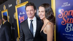 Hugh Jackman Gandeng Pacar Baru di Red Carpet Acara Film