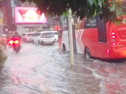 Jalan Raya Kemang Sempat Tergenang, Pemotor Naik Trotoar Cegah Mogok