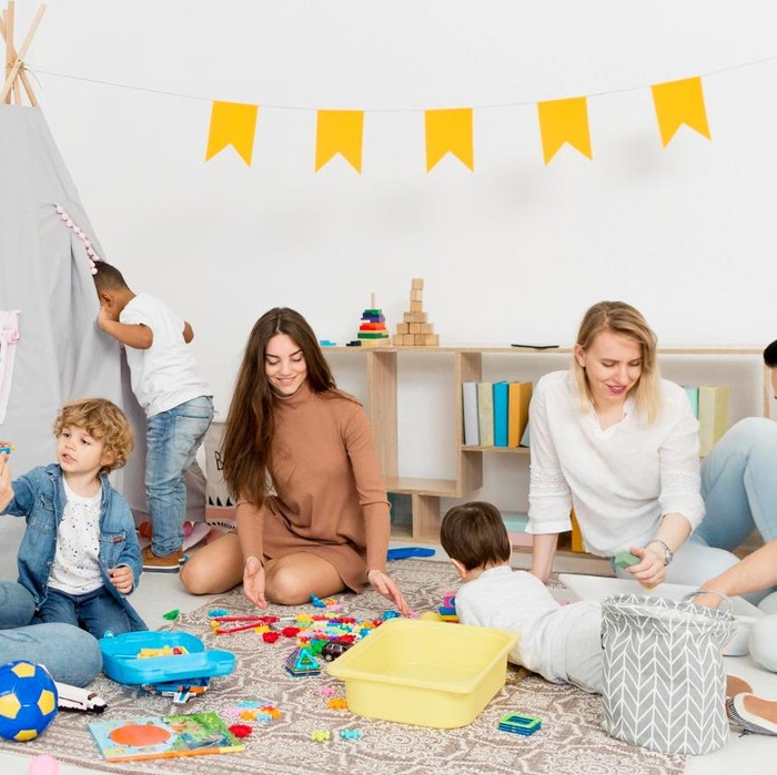 Orang tua juga bisa memperkenalkan anak pada keragaman sebanyak mungkin, terutama saat anak mereka masih bayi. Selain mempertemukan anak dengan keluarga terdekat seperti kakek-nenek atau paman-bibi, anak-anak sebaiknya diperkenalkan juga dengan orang-orang atau lingkungan baru.