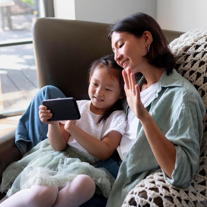 Ada kalanya orang tua mungkin lelah ketika anak terus-menerus bertanya, “Mengapa?”. Namun, ketika orang tua menjelaskan suatu hal kepada anak, hal tersebut bisa membantu otak bekerja lebih efisien dan membuat anak mengetahui hal-hal baru dan unik.