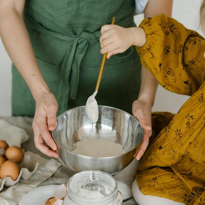 Untuk menumbuhkan anak menjadi sosok yang teguh dan cerdas, orang tua perlu memberikan contoh yang baik agar anak meniru hal-hal baik.