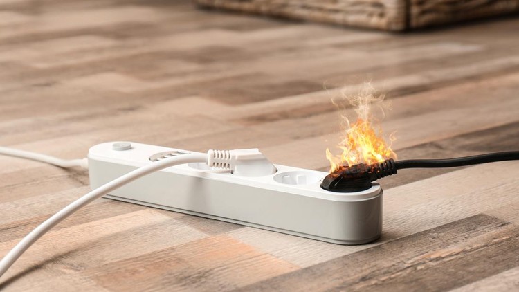 Ilustrasi stopkontak ekstensi Inflamed plug in power board - result of electrical short circuit
