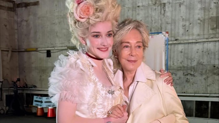 Perayaan fashion dan film. Julia Garner mengenakan kostum film Marie Antoinette (2006) di Vogue World: Hollywood.