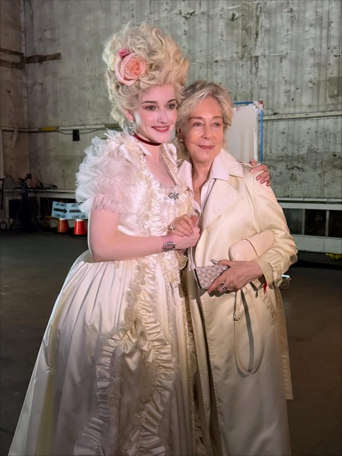 Perayaan fashion dan film. Julia Garner mengenakan kostum film Marie Antoinette (2006) di Vogue World: Hollywood.