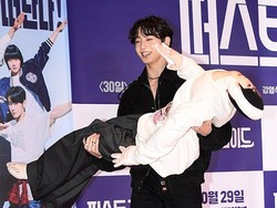 Viral Jungkook BTS Gendong Boneka Cha Eun Woo, Ini Kisah Kocak di Baliknya Viral Jungkook BTS Gendong Boneka Cha Eun Woo, Ini Kisah Kocak di Baliknya