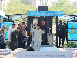 Didampingi Kapolri, Prabowo Simbolis Musnahkan Barbuk 2,1 Ton Narkoba Didampingi Kapolri, Prabowo Simbolis Musnahkan Barbuk 2,1 Ton Narkoba