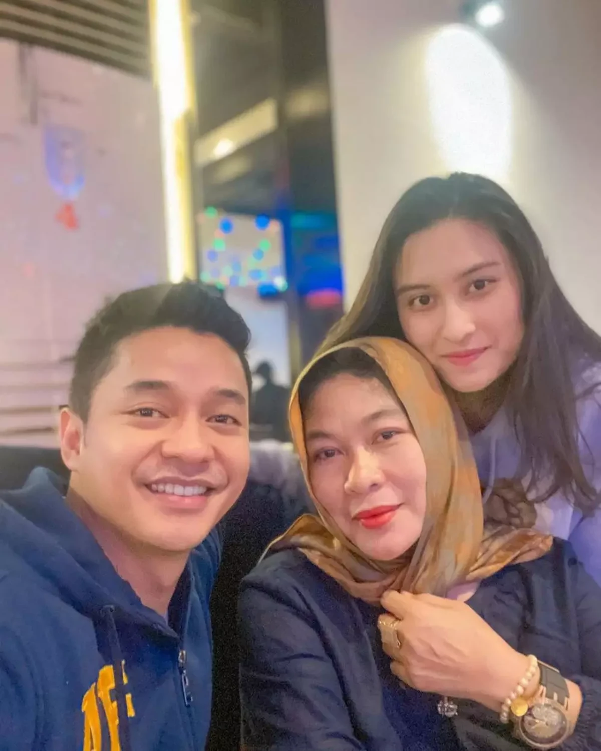 Kedekatan Angbeen Rishi dan Ibu Mertua