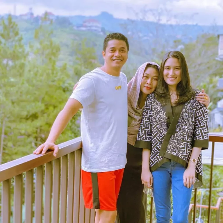 Kedekatan Angbeen Rishi dan Ibu Mertua