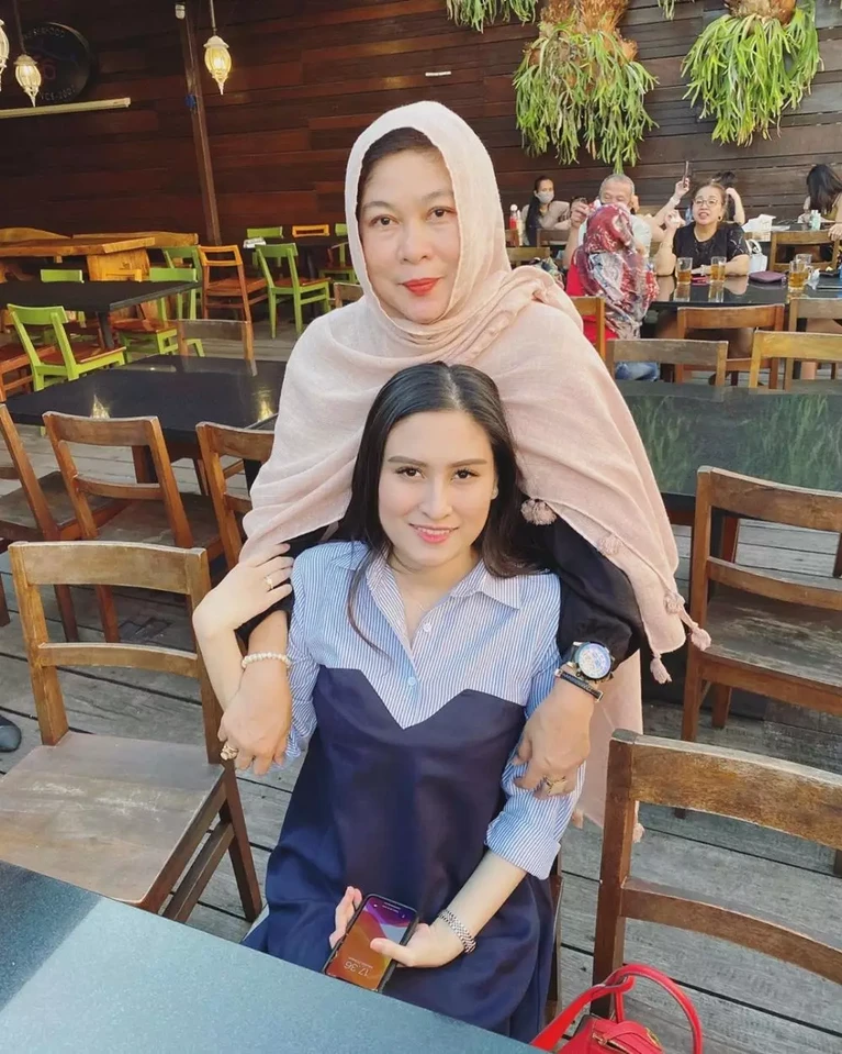 Kedekatan Angbeen Rishi dan Ibu Mertua