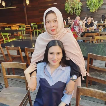 Tak Seperti Menantu-Mertua, 7 Potret Angbeen Rishi & Ibunda Adly Fairuz Dekat bak Kandung