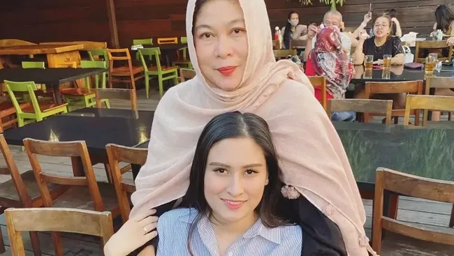 Tak Seperti Menantu-Mertua, 7 Potret Angbeen Rishi dan Ibunda Adly Fairuz Dekat bak Kandung