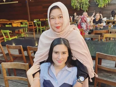 Tak Seperti Menantu-Mertua, 7 Potret Angbeen Rishi & Ibunda Adly Fairuz Dekat bak Kandung