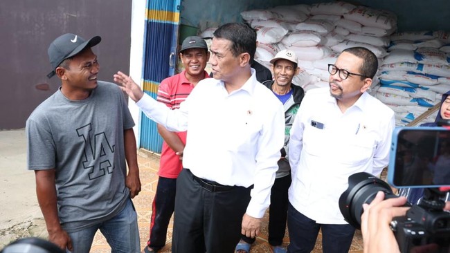 Harga Pupuk Turun, Petani Lampung Optimistis Sambut Musim Tanam Tak hanya petani, pihak distributor di Kabupaten Lampung Utara pun mengonfirmasi bahwa harga pupuk telah turun signifikan sesuai kebijakan pemerintah.