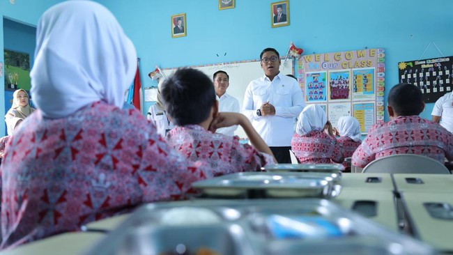 Wamentan Paparkan Misi Rahasia MBG saat Kunjungi SDN 238 Palembang Wamentan Sudaryono tegaskan program MBG tidak hanya memberi makanan bergizi, tetapi juga mendukung ekonomi lokal dan kesehatan anak.