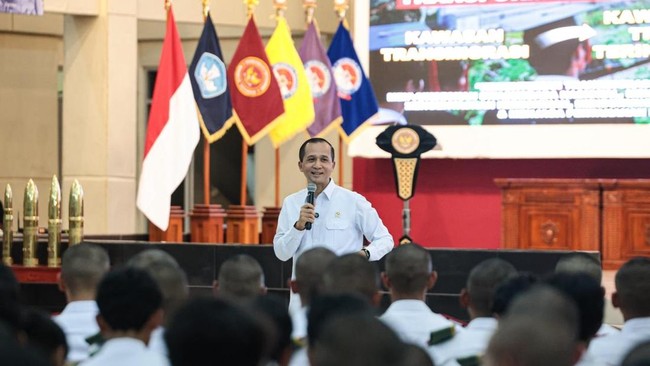 Mentrans Ungkap Transmigrasi Sebagai Strategi Ketahanan Nasional Pada kuliah umum di Universitas Pertahanan, Menteri Transmigrasi turut menyosialisasikan soal transmigrasi sebagai strategi mempertajam ketahanan nasional.