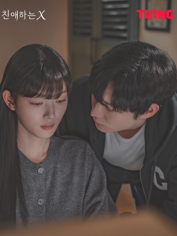 Berperan sebagai Yoon Jun Seo, ia 'terjebak' dalam hubungan yang toxic dan rumit dengan Baek Ah Jin (Kim Yoo Jung) yang telah ia kenal sejak kecil./ Foto: TVING