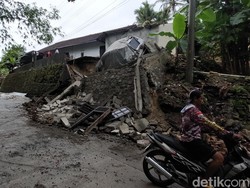 Mobil Terperosok Talud Longsor di Kulon Progo Mobil Terperosok Talud Longsor di Kulon Progo