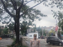 Jalan Raya Sawangan Depok Banjir Usai Hujan Deras, Lalu Lintas Masih Tersendat Jalan Raya Sawangan Depok Banjir Usai Hujan Deras, Lalu Lintas Masih Tersendat