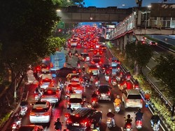Lalin Jalan Gatsu dan Sudirman Masih Macet hingga Malam Ini Lalin Jalan Gatsu dan Sudirman Masih Macet hingga Malam Ini