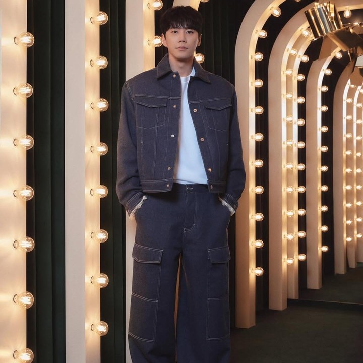 <p>Lee Junyoung berperan sebagai Geum Sung-je dalam drama <em>Weak Hero Class 2</em>. Siapa sangka? Kini, karier sang aktor semakin melejit dengan banyak drama dan film populer yang dibintanginya. Bahkan, ia telah memenangkan sejumlah penghargaan, salah satunya adalah Aktor Pria Tahun Ini di Brand Of The Year Awards 2025 berkat perannya dalam drama <em>When Life Gives You Tangerines </em>dan <em>Weak Hero Class 2.&nbsp;</em>(Foto: Instagram @real_2junyoung)</p>