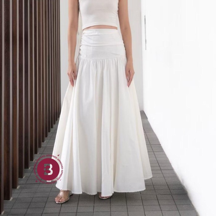 Rok berwarna broken white ini punya potongan yang jatuh dan flowy, memberikan kesan indah dan anggun. Detail di bagian atas rok menghadirkan lipatan-lipatan kecil dan memberikan efek ramping di bagian pinggang.