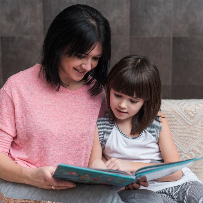 Saat anak baru berusia beberapa bulan, otak mereka membangun fondasi saraf untuk pembelajaran selanjutnya. Oleh karena itu, makin banyak kata yang mereka dengar saat orang tua mengajak anak mengobrol atau membaca buku, maka makin besar ‘pemahaman’ dan kosakata yang akan dimengerti.
