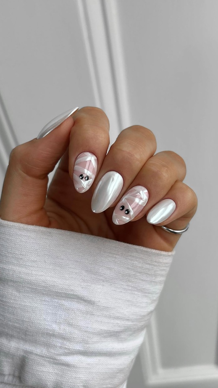 Desain mummy nails jadi tren baru Halloween 2025 dengan efek chrome yang berkilau. Perpaduan antara creepy dan cute ini bikin penampilan kuku kamu standout sepanjang Oktober./ Foto: instagram.com/thenaillologist