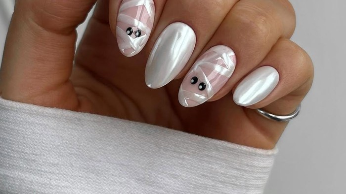 Desain mummy nails jadi tren baru Halloween 2025 dengan efek chrome yang berkilau. Perpaduan antara creepy dan cute ini bikin penampilan kuku kamu standout sepanjang Oktober./ Foto: instagram.com/thenaillologist