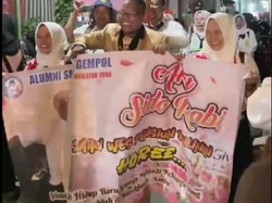 Viral Pria 45 Tahun Nikah Diarak Heboh Teman SMP, Pakai Seragam Putih Biru Viral Pria 45 Tahun Nikah Diarak Heboh Teman SMP, Pakai Seragam Putih Biru