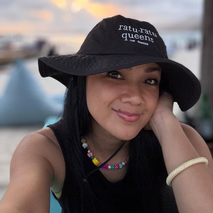 <p>Nirina Zubir adalah putri dari pasangan Zubir Amin, seorang diplomat senior Indonesia, dan Cut Indria Marzuki. Mewarisi darah Minangkabau dan Aceh, Nirina ternyata lahir di Republik Demokratik Madagaskar, lho, Bunda. (Foto: Instagram @nirinazubir_)</p>